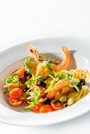 spagety-s-krevetami-rajcaty-a-rukolou