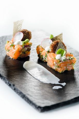 tatarak-z-lososa-s-horcici-a-cremefine-fraiche