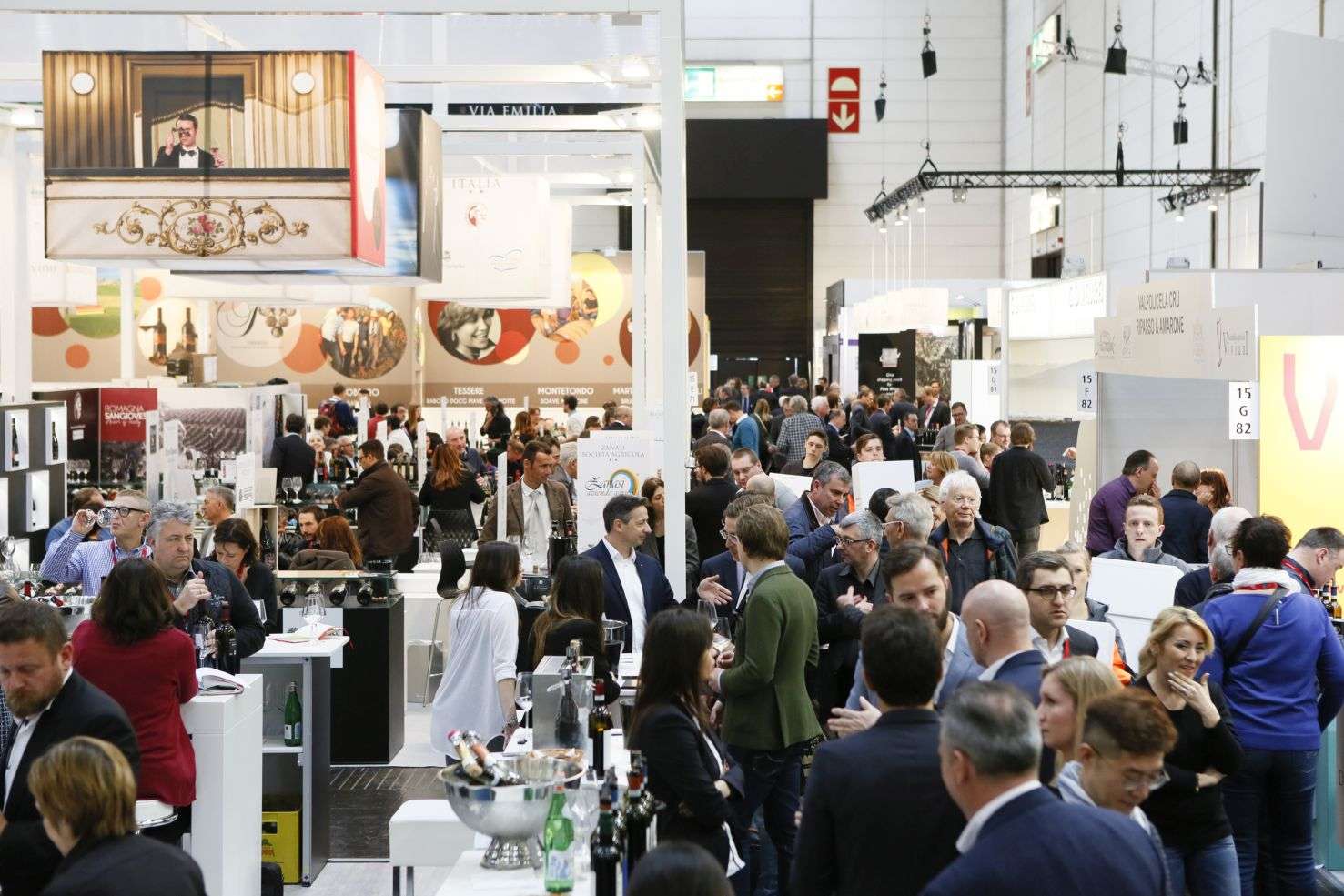 Ganz im Zeichen ihres Slogans „To Another Great Year“ setzt die ProWein vom 19. bis 21. März 2017 neue Maßstäbe: Auf die Fachleute der internationalen Wein- und Spirituosenbranche warten dieses Mal mehr als 6.300 Aussteller aus 60 Nationen, darunter alle relevanten Weinbauregionen dieser Welt plus einer Auswahl von etwa 400 Spirituosen-Spezialitäten. Rund die Hälfte aller Aussteller kommt aus Frankreich und Italien. Sie sind wie die anderen Länder mit allen relevanten Weinregionen vertreten - von den Abruzzen bis Venetien; von Bordeaux bis Sud-Ouest. Zu den weiteren Top-Ausstellernationen gehören Deutschland, Übersee, Spanien, Österreich und Portugal. Dazu gibt es zahlreiche Neuentdeckungen wie das Weingut Dos Hemisferios aus Ecuador, Pico Wines von den Azoren oder das Weingut Turnau aus Polen. Premiere feiert die Asian Wine Producers Association, die eine Vielzahl asiatischer Winzer vereint und spannende Einblicke in das Thema Wein aus Asien verspricht. Das bewährt starke Segment Biowein mit zahlreichen Ausstellern und allen internationalen Bio-Verbänden bekommt weiter Zuwachs, unter anderem mit der Sonderschau „Organic World“ mit rund 30 internationalen Ausstellern – hauptsächlich aus Europa. |  Very much in line with its slogan “To Another Great Year” ProWein from 19 to 21 March 2017 is setting new standards. Specialists in the international wine and spirits sector will be met by more than 6,300 exhibitors from 60 nations, including all relevant winegrowing regions of the world – a total of 295 – plus a selection of some 400 spirits specialities. About half of all exhibitors come from France and Italy. Like other countries they are represented with all relevant wine regions – from the Abruzzi to Veneto and from Bordeaux to the Sud-Ouest. Other top exhibitor nations include Germany, the New World, Spain, Austria and Portugal. These are joined by numerous new discoveries like the Dos Hemisferios winery from Ecuador, Pico Wines from t