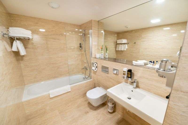 850-Deluxe DBL Bathroom světlá (1)w